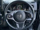 【ステアリングリモコン】運転中でも目線はそのまま、手元のスイッチで安全にオーディオが操作できます。