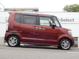 車輌右横になります!車両販売や買取、車検、点検その他一般整備、板金修理、任意保険などなどお車のことならなんでもお任せください!整備や修理もお安く頑張らせて戴きます!