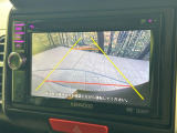 【バックカメラ】駐車時に後方がリアルタイム映像で確認できます。大型商業施設や立体駐車場での駐車時や、夜間のバック時に大活躍!運転スキルに関わらず、今や必須となった装備のひとつです!