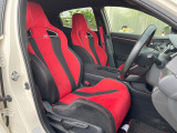 【専用スポーツシート】ホールド性に優れ、カーブ時の体が流れを抑制してくれます。また、体にフィットするから腰や背中が疲れにくく、ロングドライブや高速走行でも快適にお過ごしいただけます♪