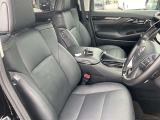 高いホールド性で運転姿勢が安定します。長距離ドライブでも疲れにくいのが魅力です。快適なドライビングライフをお送りください♪