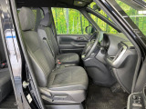 運転席まわりには十分なスペースがあり、大柄な方でもゆったり運転していただける環境です。