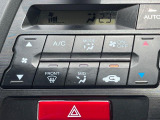 【オートエアコン】一度お好みの温度に設定すれば、車内の温度を検知し風量や温度を自動で調整。暑い…寒い…と何度もスイッチ操作をする必要はありません。快適な車内空間には必須の機能ですね♪