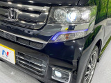 【LEDヘッドライト】悪天候や夜間走行時も良好な視界を確保し安心して運転できる高輝度LEDヘッドライトを装備!点灯速度が早く、消費電力も抑えられています。