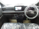 運転席も広々としており、足元には収納スペースもついています☆