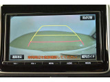 バックガイドモニター(バックモニター)付き。車両後方の映像をナビ画面に表示し、駐車などの後退操作をサポートします。