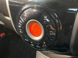 【オートエアコン】一度お好みの温度に設定すれば、車内の温度を検知し風量や温度を自動で調整。暑い…寒い…と何度もスイッチ操作をする必要はありません。快適な車内空間には必須の機能ですね♪