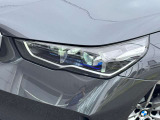 LEDヘッドライト。先進のLEDテクノロジーを採用。照射される白色光の周波特性は太陽に近く、バイキセノンヘッドライトを上回るコントラストでさらに明るく輝きます。悪天候の日でも優れた視認性を発揮します。