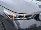 LEDヘッドライト。先進のLEDテクノロジーを採用。照射される白色光の周波特性は太陽に近く、バイキセノンヘッドライトを上回るコントラストでさらに明るく輝きます。悪天候の日でも優れた視認性を発揮します。