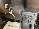 リモコンのボタンを押すだけで、ドアロックの施錠/解錠ができるキーレスエントリー☆