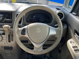 インテリアに合わせたデザインのステアリングは、運転される方のことも考え、運転しやすい形状、大きさです。是非一度、実際に触ってお確かめください。