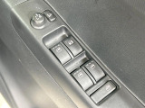 【電動格納ミラー】サイドミラーは電動格納式となっており、狭い駐車場でもキズがつくリスクを抑えられます。