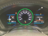ハイブリット車専用のメーターです。中央のスピードメーターより左右のサブデスプレイで燃費や動力伝達などの情報が見れるようになっています。