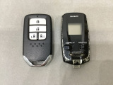 スマートキー付きですからドアロックの開閉およびエンジンスタートが楽々です。電動スライドドアの開け閉めもボタンで操作できます。加えて、リモコンエンジンスターター用の操作キー(Aftermarket品)もついています。