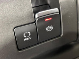 【電動パーキングブレーキ】パーキングブレーキは便利な電動式!ボタン一つで操作でき、アクセルを踏めば自動で解除されます