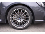 純正18インチアルミホイール付タイヤサイズは225/45R18*新品タイヤ4本無料交換♪(当社指定)