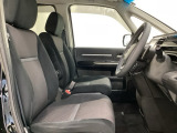 広い足元に肘掛けもついたゆったり座れるシートです。運転席と助手席の足元が空いているため、助手席側への移動がスムーズです。交通量の多い道でも、助手席側から乗り降りができます。