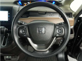 【Honda SENSING】 カメラ等装置で精度の高い検知能力を発揮、安全運転を支援します。ステアリング上のコントローラーに注目!