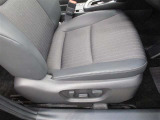 運転席です。パワーシート搭載。微妙な調整が手軽にでき、最適なポジションで運転することが可能です。