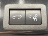 【パワーバックドア】スマートキーや運転席のボタンを押すだけでリアゲートが自動で開閉します!荷物を持っている時や、高い位置にあるバックドアを閉める際に便利な機能です♪
