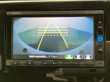 バックでの車庫入れも安心です! リアカメラが付いているバックモニター付のナビを装備しております。操作線もついており距離感も画面から確認できます。