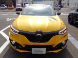 対向車や前方車両を感知した場合は、ハイビームとロービームを自動で切り替えて、最適な前方視界を確保。他車を眩惑することなく夜間走行の安全性を高めます。