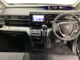 車内は光触媒抗菌消臭施工済です。インパネ周りはスタイリッシュなデザインで機能や装備も充実しています。グローブボックスやカップホルダーのほかにトレーなどたくさんの収納スペースが付いています。