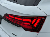 LEDがミリ秒単位で次々と光り、流れるような動きとともに明瞭な光を後続の車両にもたらすLEDリヤダイナミックターンインディケーターを搭載。