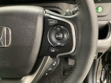 ハンドルにHondaセンシング系のクルーズコントロールやレーンキープアシストなどのスイッチが装備されています。ハンドルから手を離さず安全に操作できます。