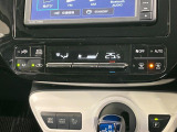 【オートエアコン】一度お好みの温度に設定すれば、車内の温度を検知し風量や温度を自動で調整。暑い…寒い…と何度もスイッチ操作をする必要はありません。快適な車内空間には必須の機能ですね♪