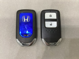スマートキーを装備しています。鍵を差し込むことなくドアロックの開け閉めと、スタートボタン操作でのエンジンスタートができます。スペアキーも同じものを用意しております。