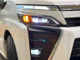 【LEDヘッドライト】悪天候や夜間走行時も良好な視界を確保し安心して運転できる高輝度LEDヘッドライトを装備!点灯速度が早く、消費電力も抑えられています。