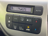 【オートエアコン】一度お好みの温度に設定すれば、車内の温度を検知し風量や温度を自動で調整。暑い…寒い…と何度もスイッチ操作をする必要はありません。快適な車内空間には必須の機能ですね♪