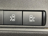 【両側パワースライドドア】スマートキーや運転席のスイッチで後席両側スライドドアの開閉が可能♪電動だから力を入れてドアを開ける必要が無く、小さなお子様でも簡単に開け閉めでき快適です♪