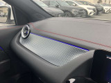 上質な素材で丁寧に造り込まれたインテリア。いつまでも運転していたくなるような居心地の良さを味わう事ができます。