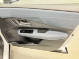 【運転席ドア】ボトルホルダーや収納ポケットが付いているので運転席周りもスッキリ保てます★