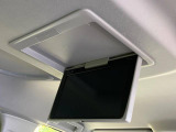 【フリップダウンモニター】大画面モニターで後席でもエンタメをお楽しみいただけます。小さなお子様にも大人気の装備です♪