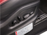 14wayシートが細やかな調整機能で快適性とホールド性を両立。 長時間のドライブやスポーツ走行でも理想的なドライビングポジションを実現します。