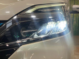 【LEDヘッドライト】悪天候や夜間走行時も良好な視界を確保し安心して運転できる高輝度LEDヘッドライトを装備!点灯速度が早く、消費電力も抑えられています。