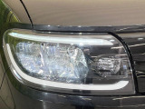 【LEDヘッドライト】悪天候や夜間走行時も良好な視界を確保し安心して運転できる高輝度LEDヘッドライトを装備!点灯速度が早く、消費電力も抑えられています。