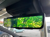 【デジタルインナーミラー】後席の大きな荷物や同乗者で後方が確認しづらい時でも安心!カメラが撮影した車両後方の映像をルームミラー内に表示。クリアな視界で状況の確認が可能です!