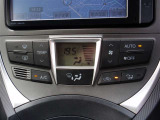 オートエアコンで車内快適♪ご希望の温度に設定すれば風向きや風量を自動で調整してくれますよ!