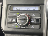 【オートエアコン】一度お好みの温度に設定すれば、車内の温度を検知し風量や温度を自動で調整。暑い…寒い…と何度もスイッチ操作をする必要はありません。快適な車内空間には必須の機能ですね♪