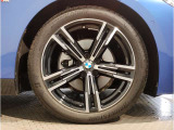 BMW純正アルミホイールです。納車時にはアルミホイールコーティングも承っております!是非ご検討下さいませ。