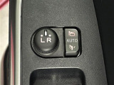 【電動格納ミラー】運転席のスイッチで、ドアミラーの開閉や角度の調整ができます。