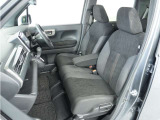 運転席と助手席は足元が繋がっているので自由に行き来しやすいので駐車場が狭いときでも助手席側からスムーズに乗り降りできて便利!