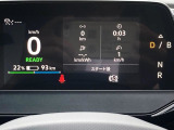 運転席のマルチインフォメーションディスプレイはトラベルアシストの状態やエネルギーモニター、タイヤ空気圧モニターなど必要な情報が表示されます。
