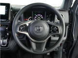 【Honda SENSING】 カメラ等装置で精度の高い検知能力を発揮、安全運転を支援します。ステアリング上のコントローラーに注目!