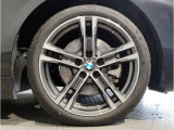 【BMWアロイホイル】軽量かつ強度に拘ったアロイホイル。走行性能ポテンシャルを引き出す設計。車の足元を引き締めてくれる大きなポイントはアロイホイルです。