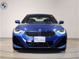 【BMWの伝統】BMWの特徴的な“キドニーグリル”は、80年以上続く伝統の形でございます。変わらないこだわりのデザインが、プレミアムブランド“BMW”を創り出します。